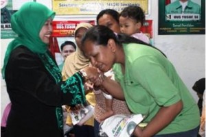 Bunda Wwarna saat memberikan bantuan modal kepada warga miskin.